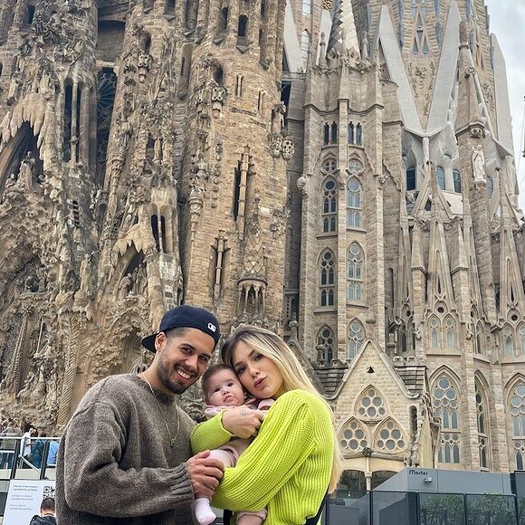 Virgínia e Zé Felipe posam com a filha, Maria Alice, em frente à Catedral da Sagrada Família, na Espanha