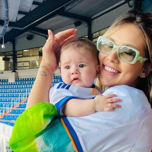 Virgínia leva a filha, Maria Alice, a um estádio de futebol pela primeira vez