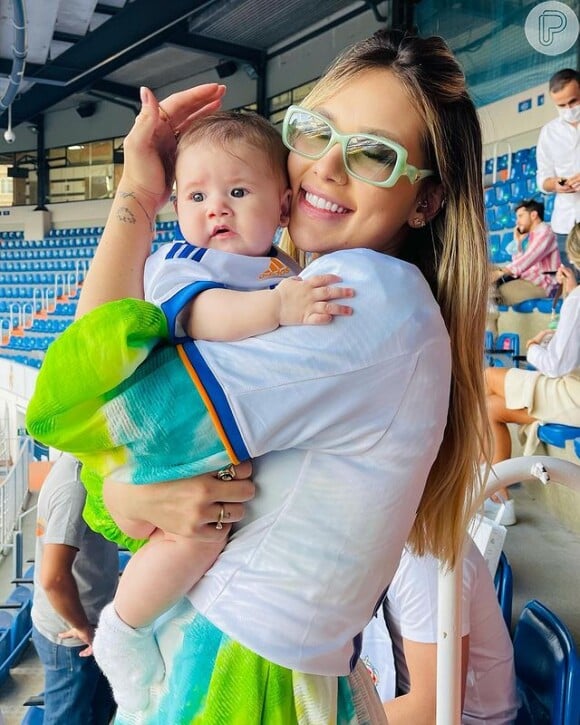 Virgínia leva a filha, Maria Alice, a um estádio de futebol pela primeira vez