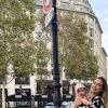 Virgínia passeia por Paris, na França, com a filha de quatro meses