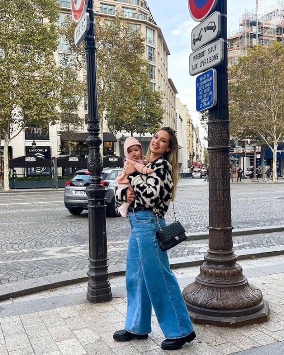 Virgínia passeia por Paris, na França, com a filha de quatro meses