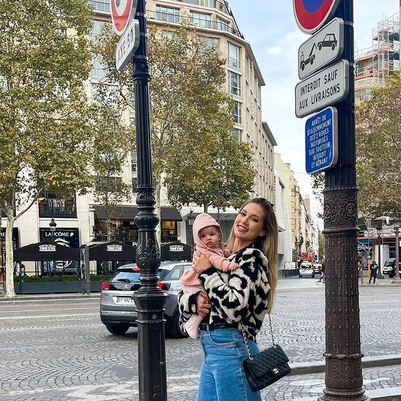 Virgínia passeia por Paris, na França, com a filha de quatro meses