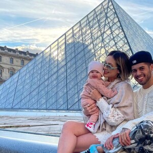 Virgínia posa com a filha e o marido, Zé Felipe, no Museu do Louvre, em Paris