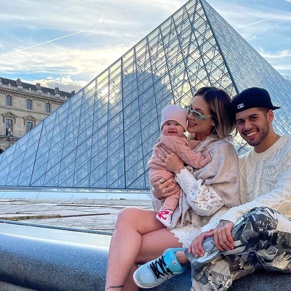 Virgínia posa com a filha e o marido, Zé Felipe, no Museu do Louvre, em Paris