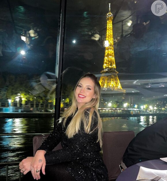 Virgínia posa para foto em Paris com a Torre Eiffel de fundo