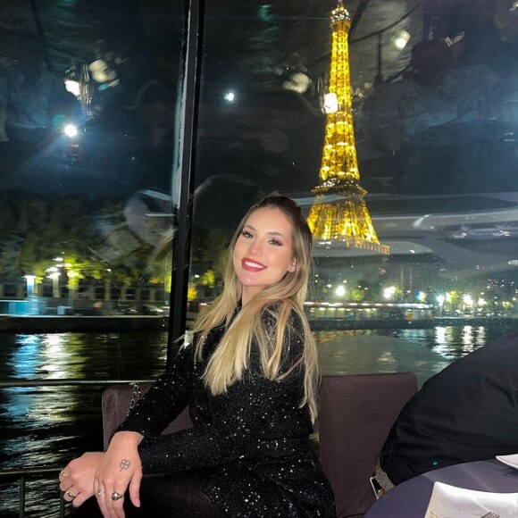 Virgínia posa para foto em Paris com a Torre Eiffel de fundo