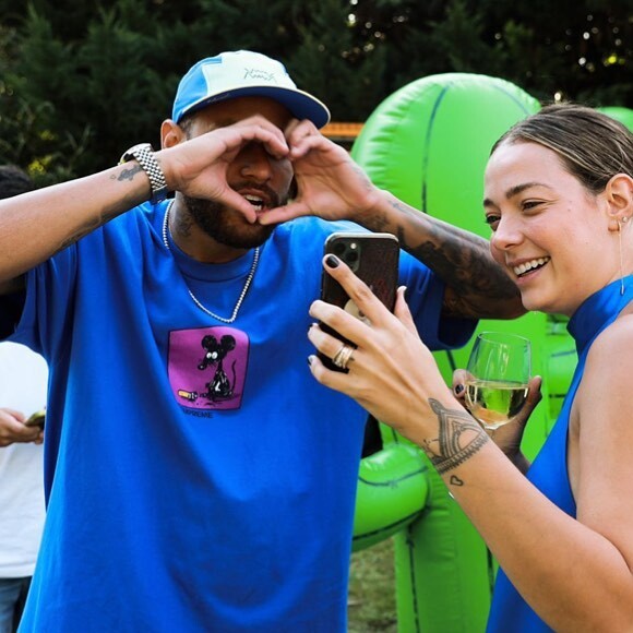 Neymar elogiou Carol Dantas, mãe de seu filho, em aniversário