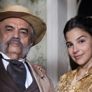 Pilar (Gabriela Medvedovski) e o pai, Eudoro (José Dumont), se emocionam em pedido de perdão do fazendeiro na novela 'Nos Tempos do Imperador'