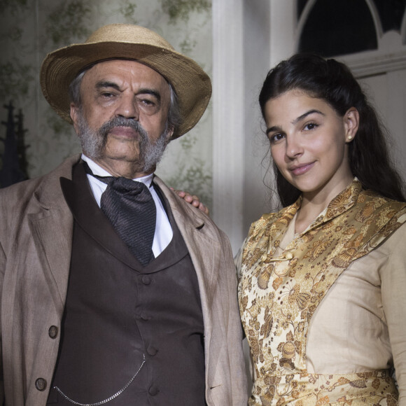 Pilar (Gabriela Medvedovski) e o pai, Eudoro (José Dumont), fazem as pazes na novela 'Nos Tempos do Imperador'