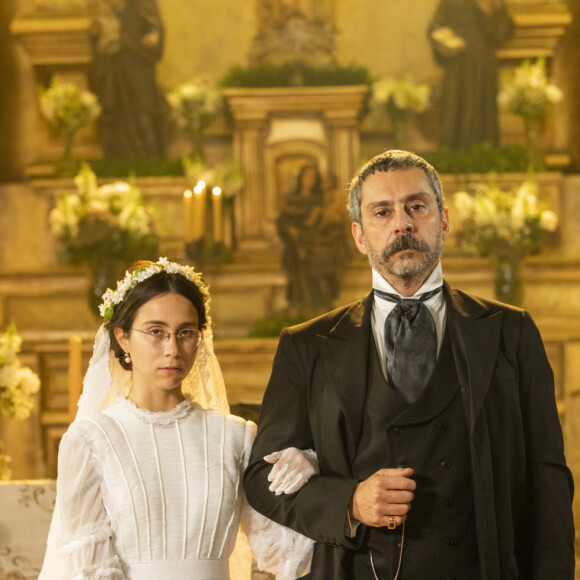 Eudoro (José Dumont) na novela 'Nos Tempos do Imperador' lamenta ter casado a filha Dolores (Daphne Bozaski) com Tonico (Alexandre Nero)