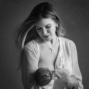 Lorena Improta contou como está sendo amamentar a filha de quase 1 mês