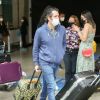 Namorado de Marina Ruy Barbosa, Guilherme Mussi tentou driblar os fotógrafos em desembarque em aeroporto de São Paulo