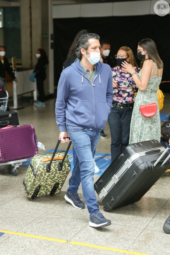 Namorado de Marina Ruy Barbosa, Guilherme Mussi tentou driblar os fotógrafos em desembarque em aeroporto de São Paulo