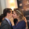 Guilhermina Guinle beija o marido, Leonardo Antonelli, durante premiação