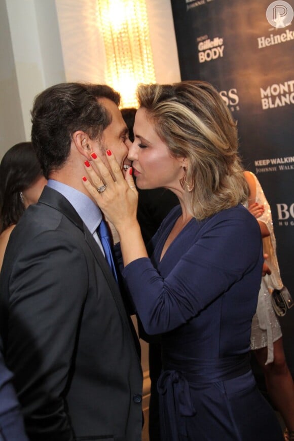 Guilhermina Guinle beija o marido, Leonardo Antonelli, durante premiação