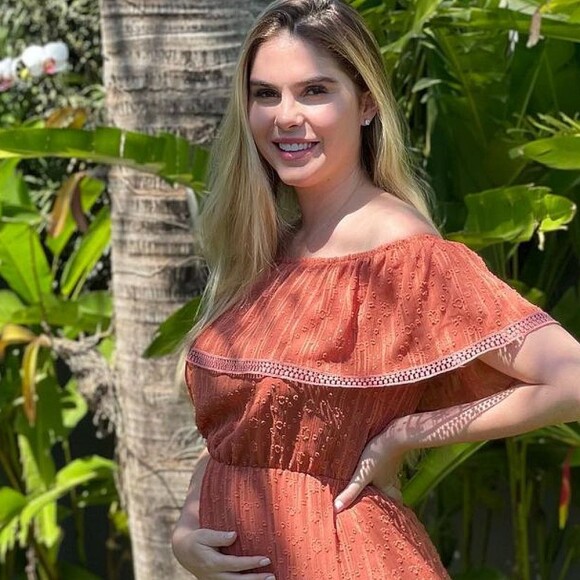 Bárbara Evans descobriu o sexo do bebê que está esperando em um chá revelação