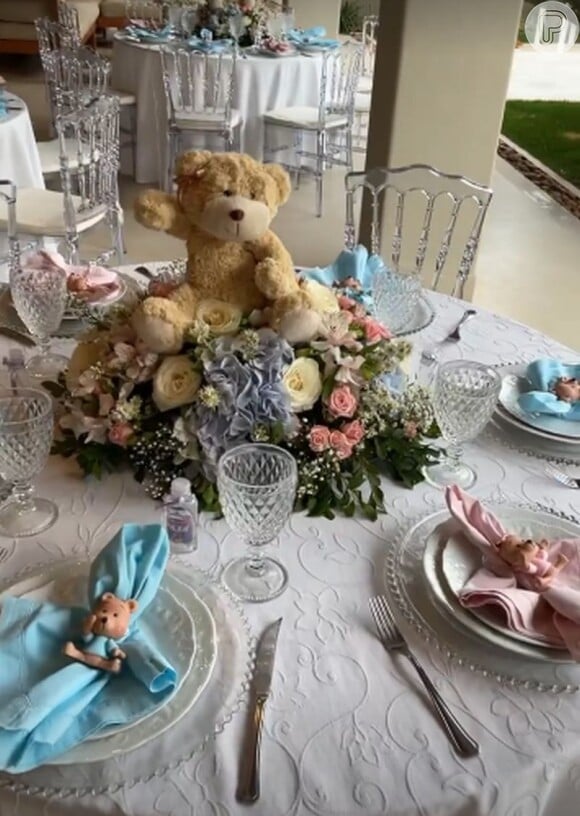 O chá revelação de Bárbara Evans contou com muitas flores e ursinhos nas cores azul e rosa