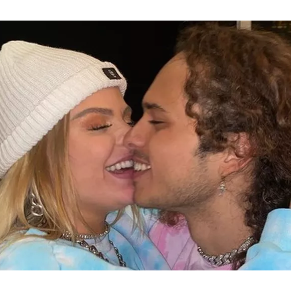 Luísa Sonza canta música de Vitão em festa