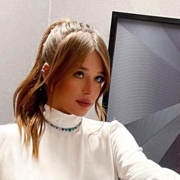 Em foto postada por Duda Reis, ela aparece sem calcinha com fenda generosa