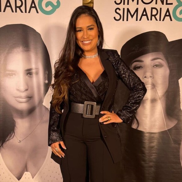 Irmã de Simaria, Simone usou look preto com cinto, que deixou suas curvas marcadas