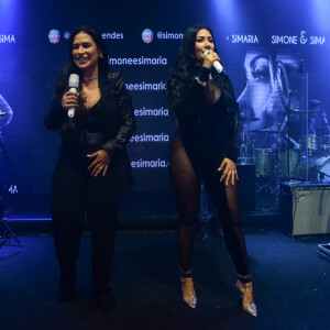 Simone apostou em look all black para show com a irmã, Simaria, na festa de Deolane Bezerra