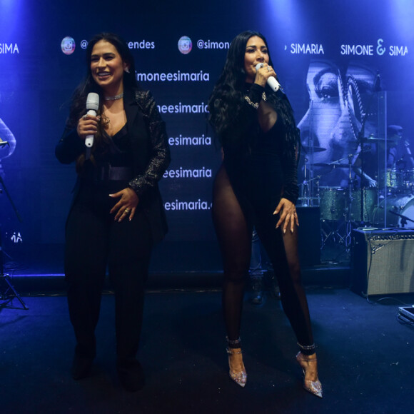 Simone apostou em look all black para show com a irmã, Simaria, na festa de Deolane Bezerra