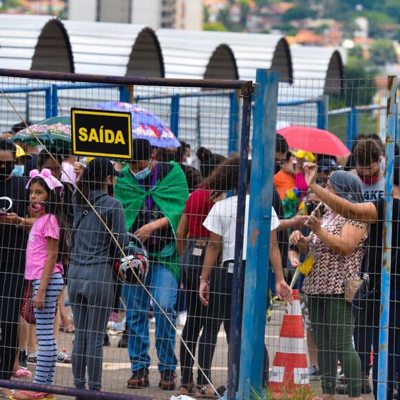 Fila de fãs para se despedir de Marília Mendonça em ginásio de Goiânia em 6 de novembro de 2021