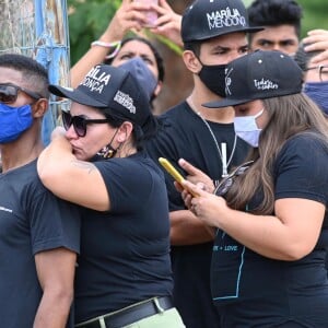 Fãs fizeram fila para se despedirem de Marília Mendonça em velório em ginásio de Goiânia