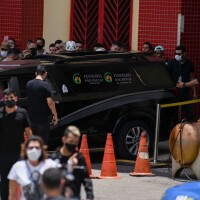 Fãs choram em chegada do corpo de Marília Mendonça para velório em ginásio de Goiânia