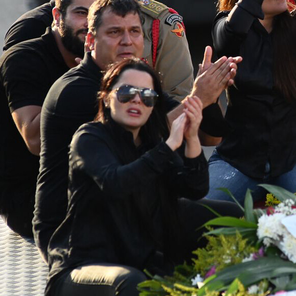 Maiara e Maraisa acompanharam o corpo de Marília Mendonça em cortejo até o cemitério