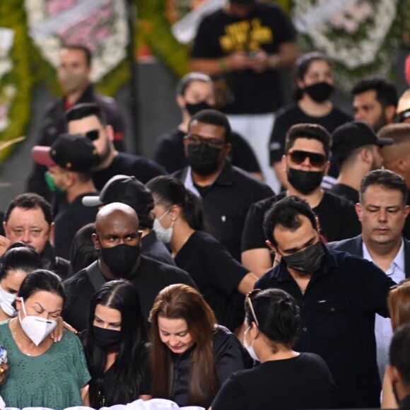 Maiara e Maraisa se despedem de Marília Mendonça em velório