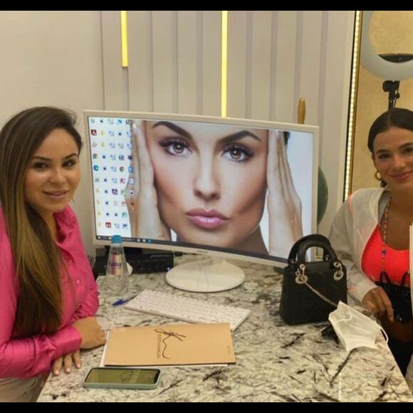 Bruna Marquezine visita clínica de estética e faz tratamento para bumbum