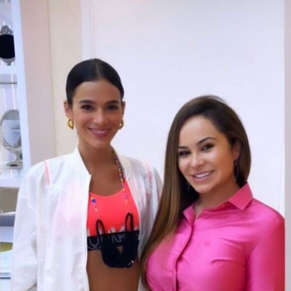 Bruna Marquezine posa com a esteticista Isabela Viegas, da JK Estética Avançada