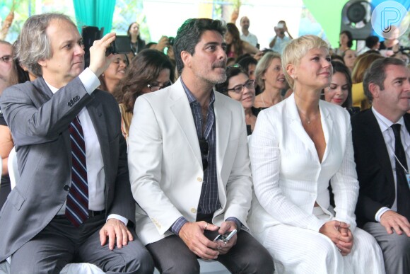 Xuxa Menghel e Junno Andrade participam de evento na fundação da apresentadora