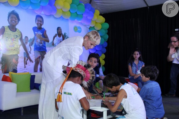 Xuxa Meneghel brincou com crianças durante evento em sua fundação