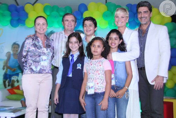 Xuxa Meneghel e Junno Andrade participam de evento na fundação da apresentadora