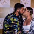 Mulher de Zé Felipe, Virgínia Fonseca beija o sertanejo em inauguração de sua clínica