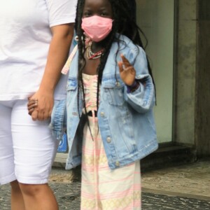 Titi, de 8 anos, rouba a cena com look estiloso