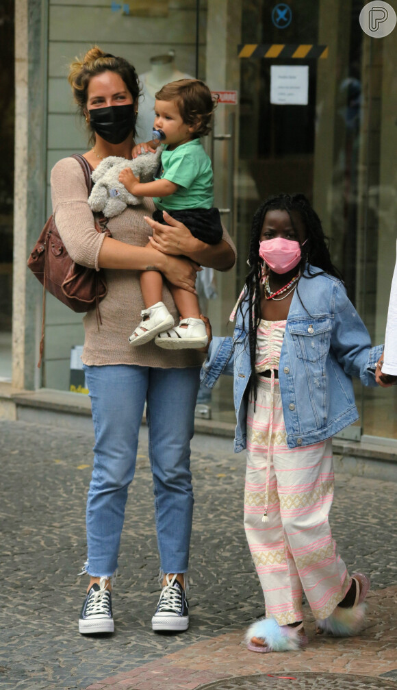 Estilosa! Filha Giovanna Ewbank e Bruno Gagliasso, Titi, de 8 anos, usou look combinando com estampa tribal e tom de rosa da moda