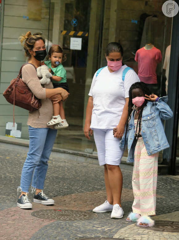 Giovanna Ewbank optou por look mais básico ao levar os filhos com a babá para a consulta médica
