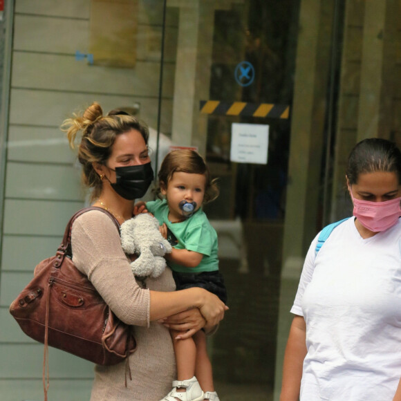 Giovanna Ewbank optou por look mais básico ao levar os filhos com a babá para a consulta médica
