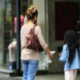 Giovanna Ewbank parou para olhar vitrines de lojas infantis com os filhos Titi, de 8 anos, e o caçula Zyan, de 1 ano