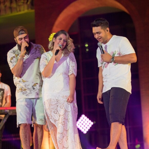 Henrique e Juliano homenagearam Marília Mendonça com a música 'A Flor e o Beija-flor'