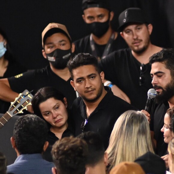 Henrique e Juliano cantaram em homenagem à Marília Mendonça no velório da artista