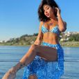 Aline Campos, novo nome artístico de Aline Riscado, escolheu look com estampa azul e saída de praia idêntica
