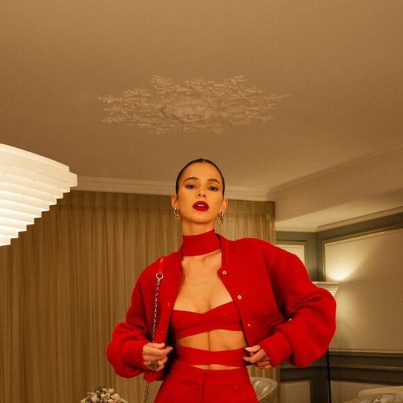 Vermelho é cor presente no closet de Bruna Marquezine e no uniforme da heroína da DC