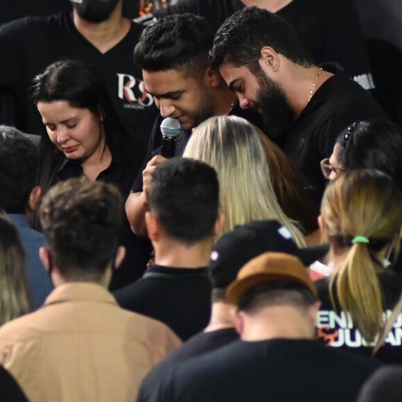 Velório de Marília Mendonça aconteceu no Ginásio Goiânia Arena sob muita comoção da família e amigos