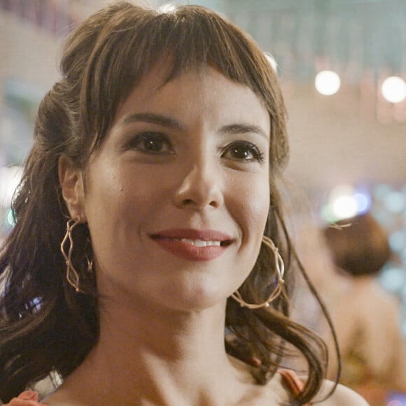 Novela 'Um Lugar ao Sol': Lara (Andréia Horta) ajuda Bárbara (Alinne Moraes) na rua, sem saber quem ela é