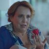 Novela 'Um Lugar ao Sol': Elenice (Ana Beatriz Nogueira) exibe o exame de DNA negativo para Maria Fernanda (Fernanda Nobre)