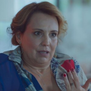 Novela 'Um Lugar ao Sol': Elenice (Ana Beatriz Nogueira) exibe o exame de DNA negativo para Maria Fernanda (Fernanda Nobre)